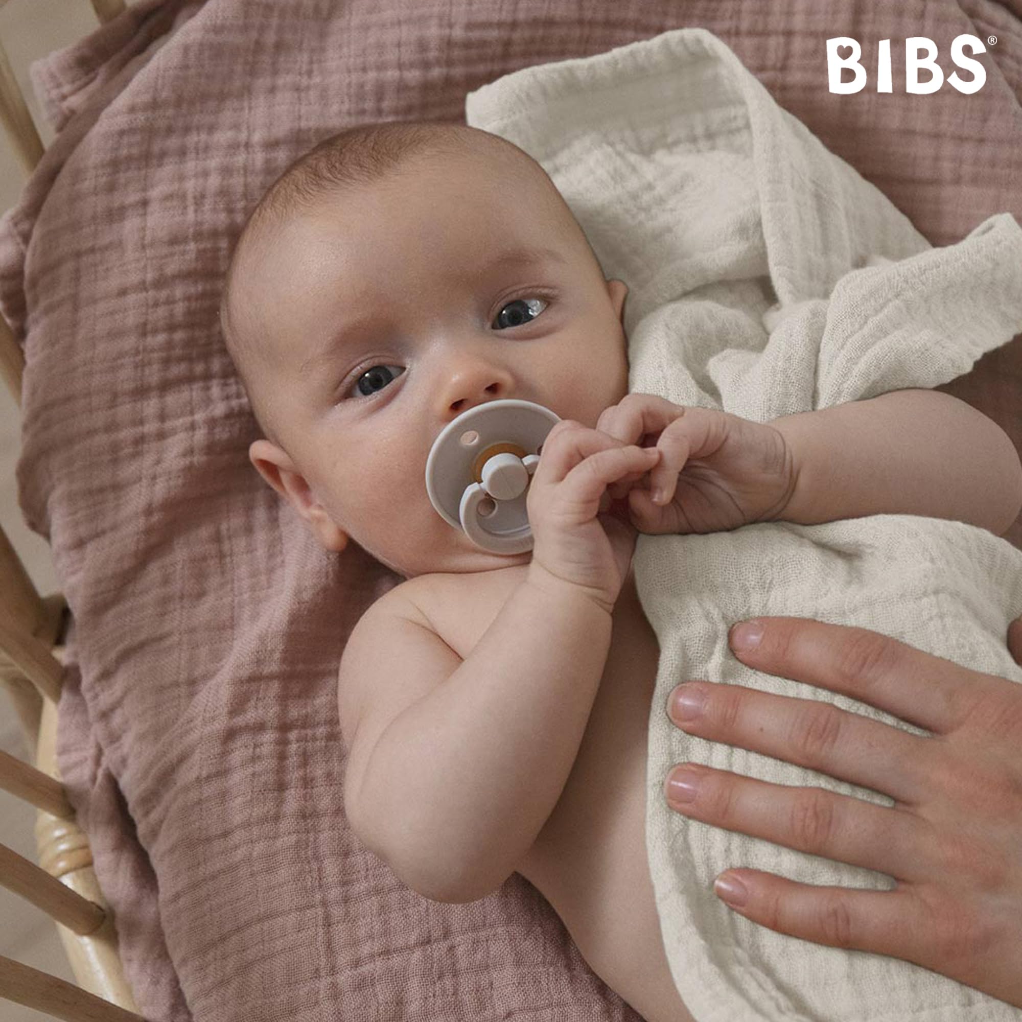 BIBS chupete en uso con bebé durmiendo que facilita el consuelo