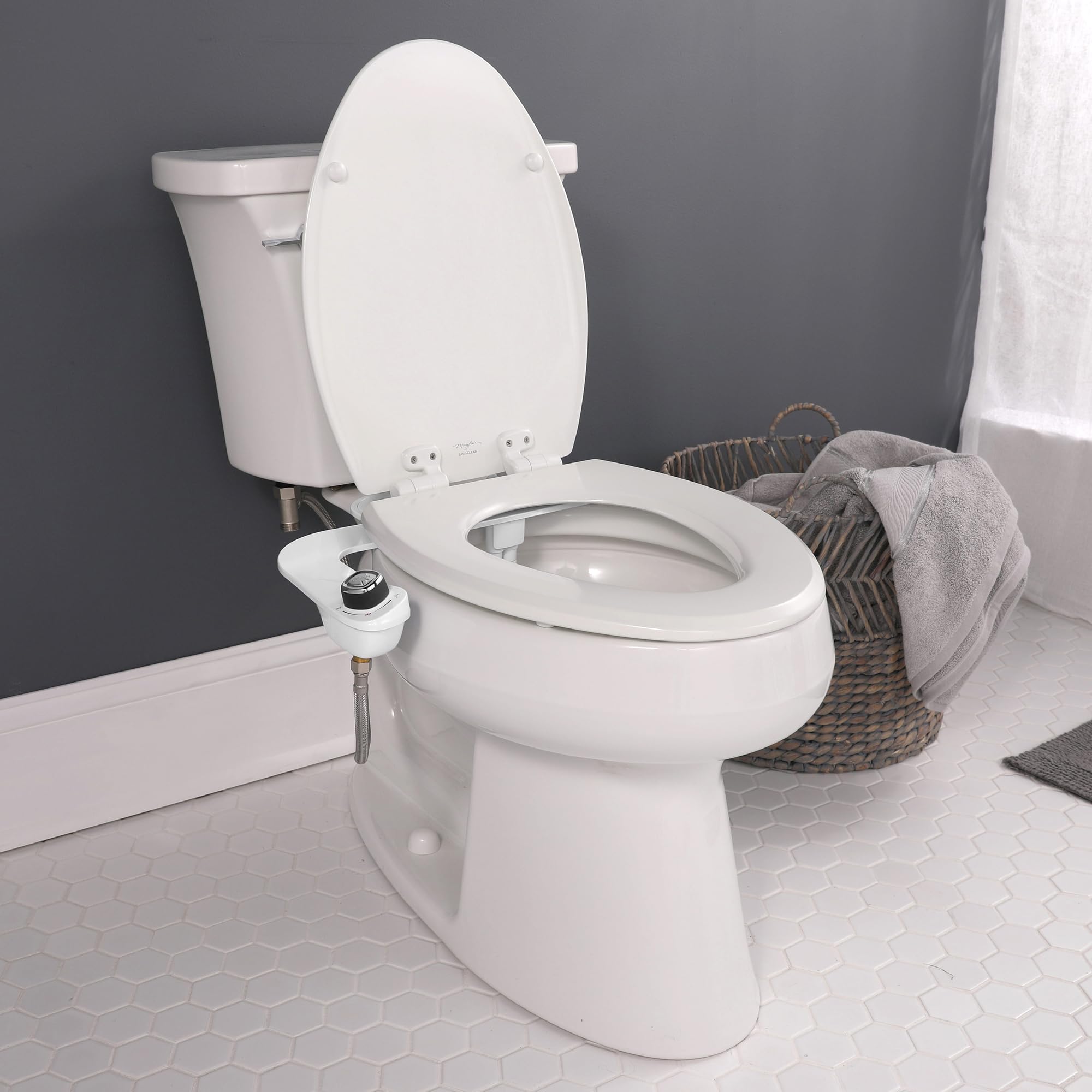 Bio Bidet ambiente de baño mostrando el adaptador SlimEdge en un hogar real