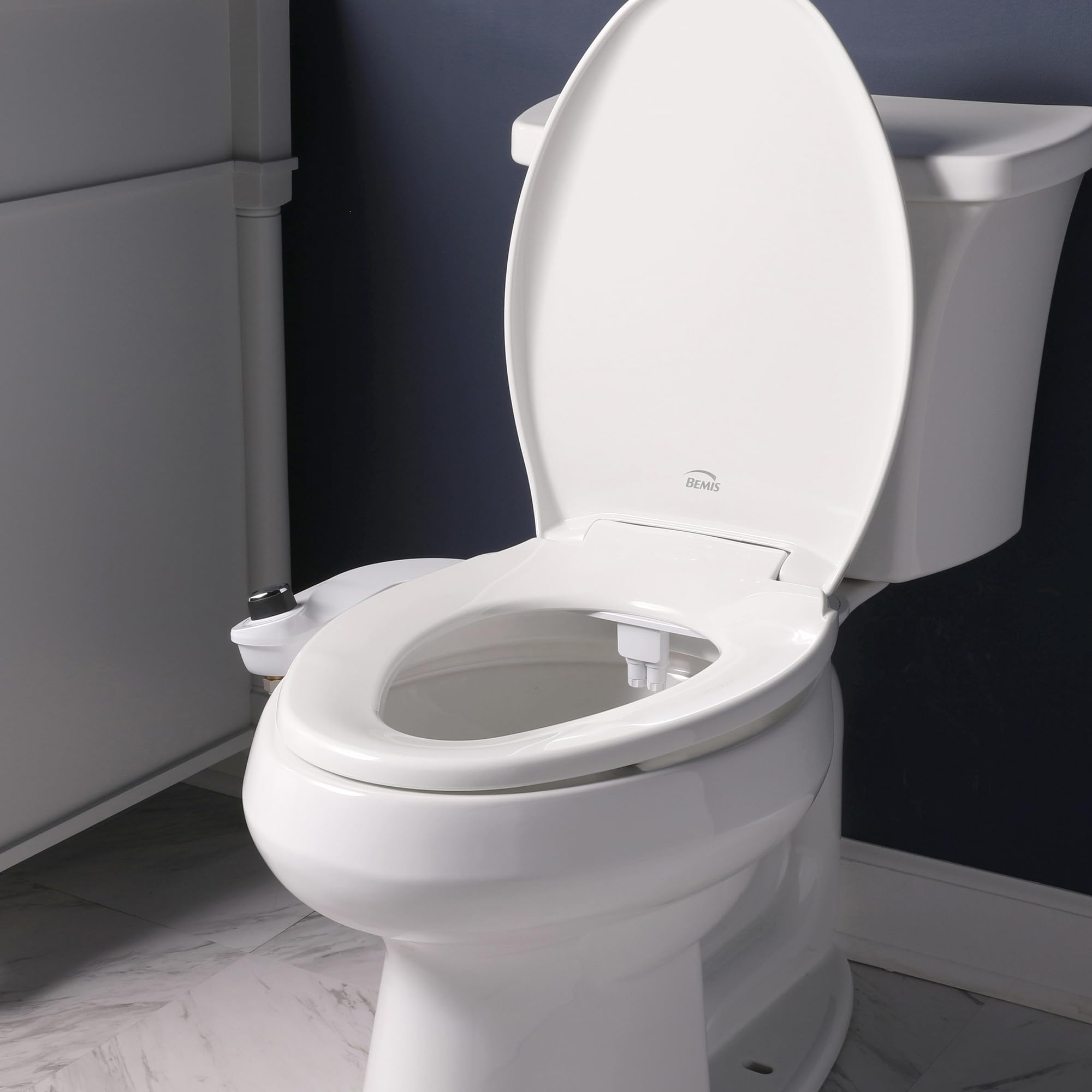 Bio Bidet comparación de tamaño junto a un rollo de papel para referencia clara