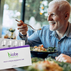 Biote cápsula en mano para comparar tamaño y demostrar la dosificación fácil