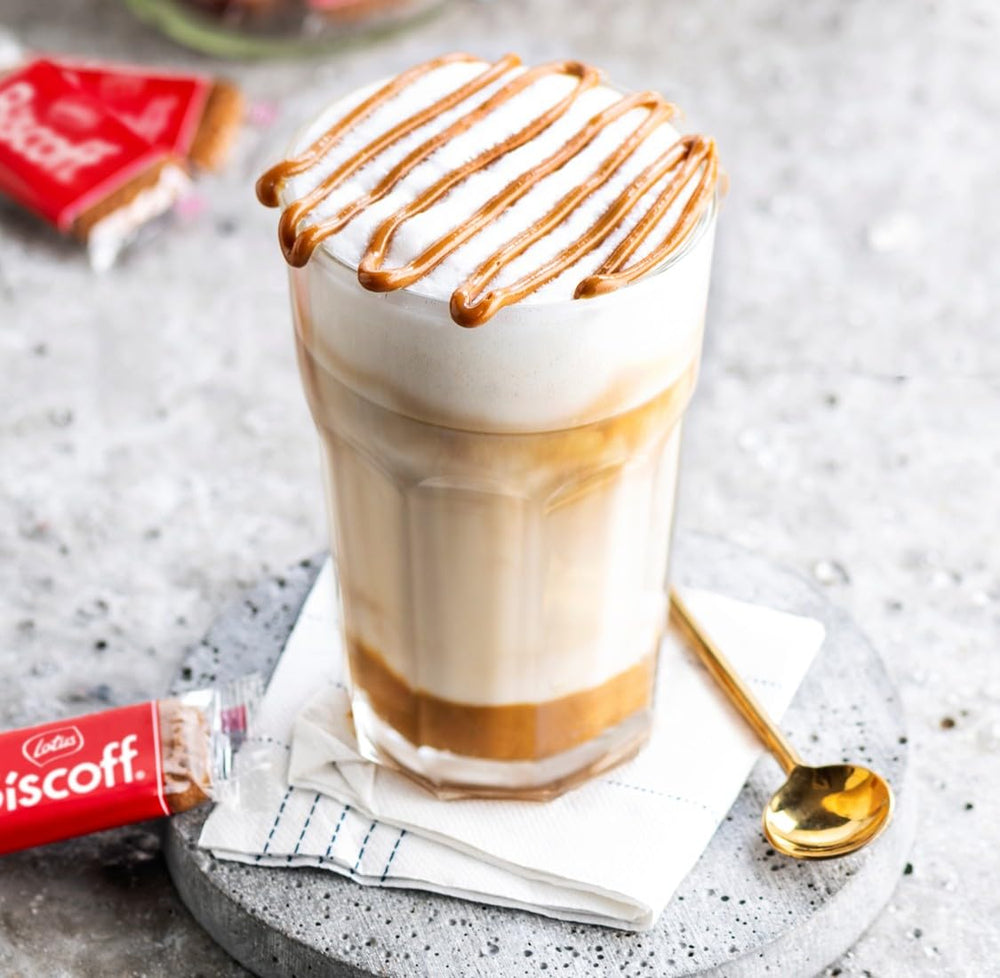 Biscoff en escena de cafetería mejora lattes y postres caseros