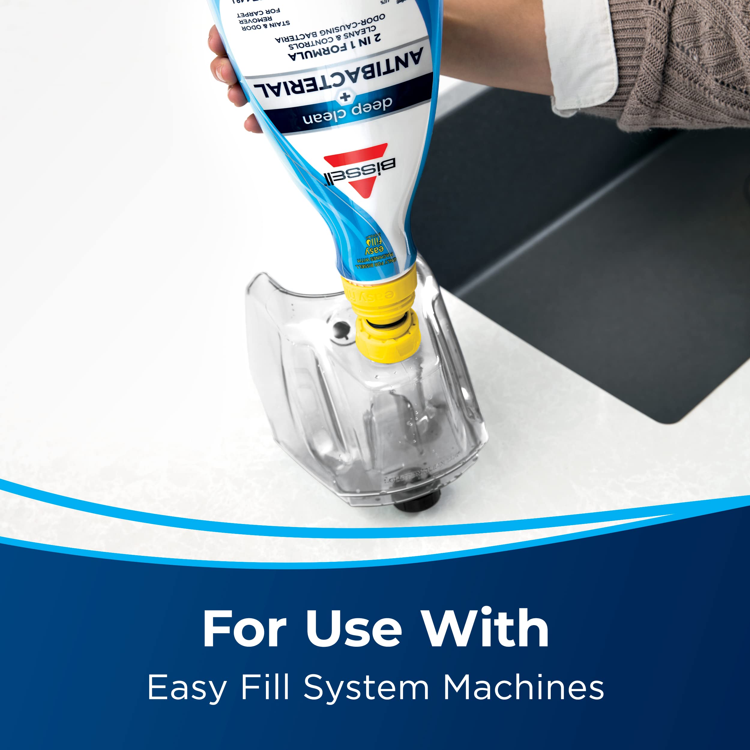 Bissell botella en manos para ilustrar facilidad de llenado Easy Fill