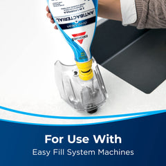 Bissell botella en manos para ilustrar facilidad de llenado Easy Fill