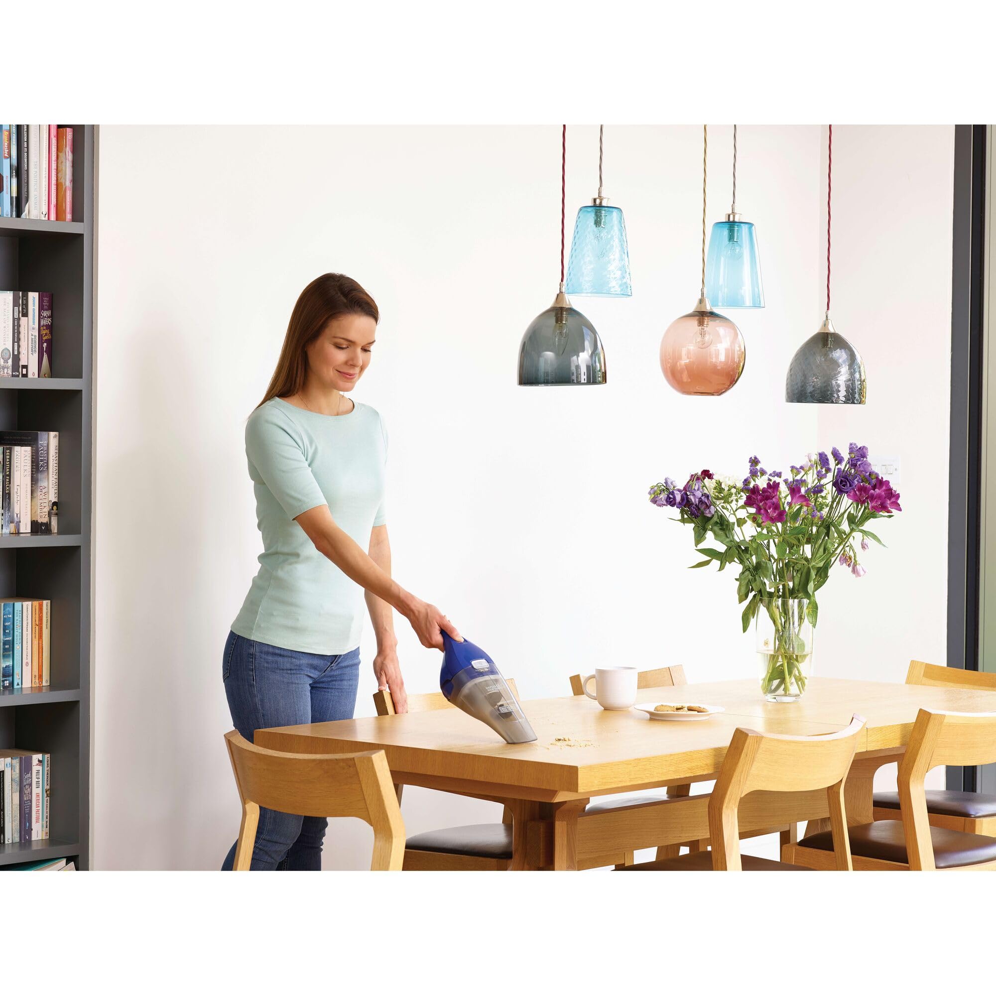 BLACK+DECKER plegada y guardada en armario, solución portátil y de almacenamiento práctico