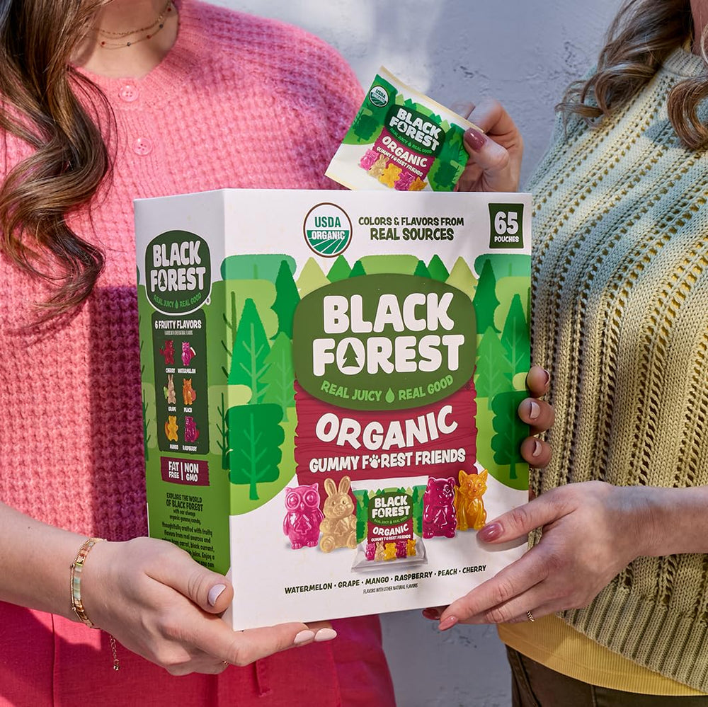 Black Forest gomita en mano para comparar tamaño y porción controlada
