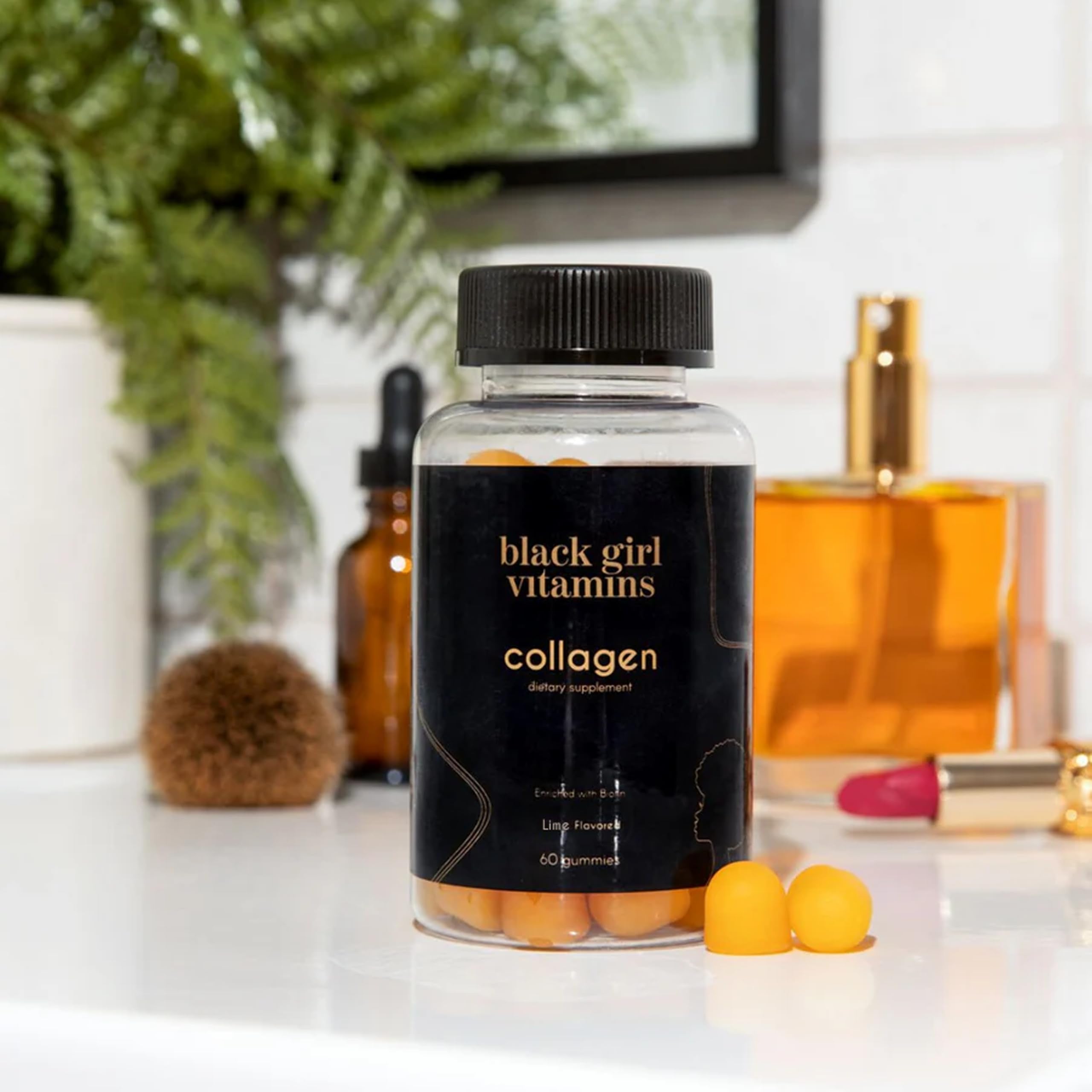 Black Girl Vitamins gominolas en mano indicando tamaño y dosis fácil