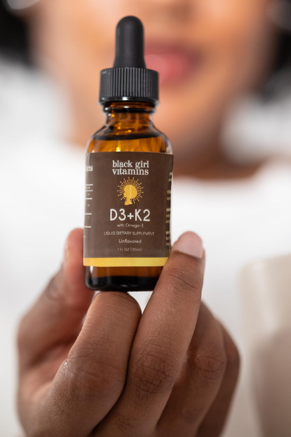 Black Girl Vitamins frasco en mano para comparar tamaño, escala útil