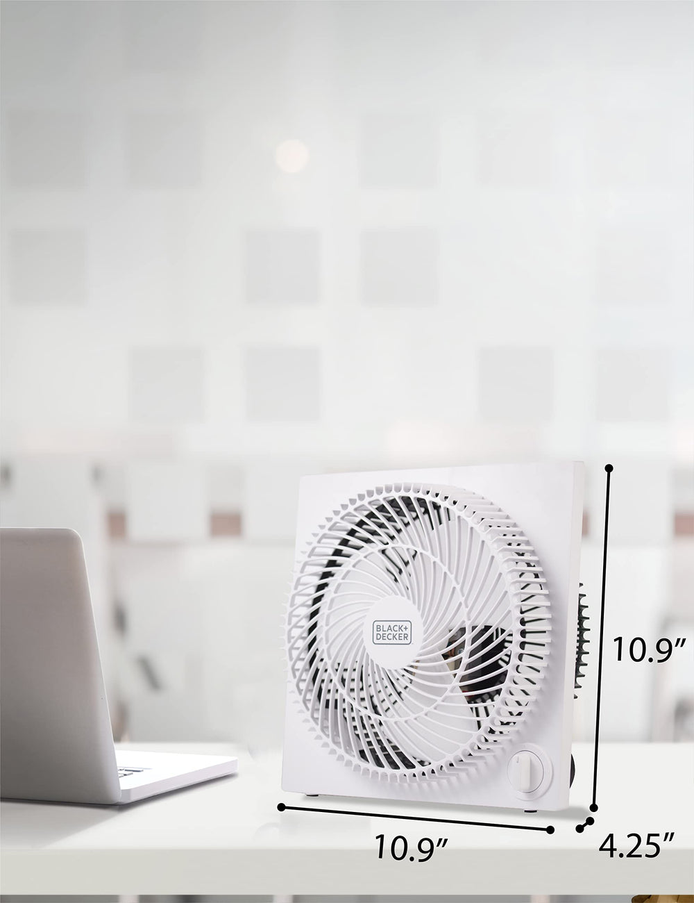 BLACK+DECKER ventilador junto a una mano para comparar tamaño compacto y portabilidad