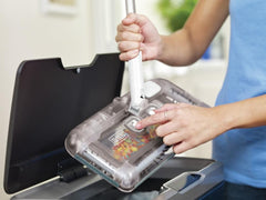 BLACK+DECKER detalle del cabezal giratorio para maniobrar alrededor de muebles
