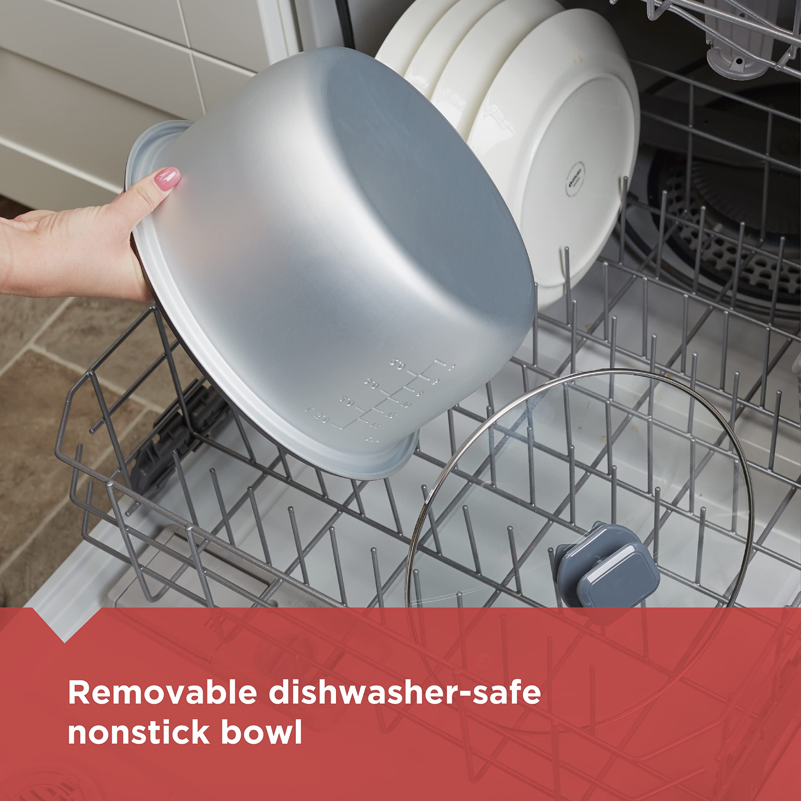 BLACK+DECKER arrocera en encimera con plato servido demostrando resultado esponjoso