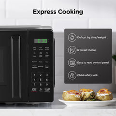 BLACK+DECKER microondas sobre encimera en cocina pequeña ahorrando espacio