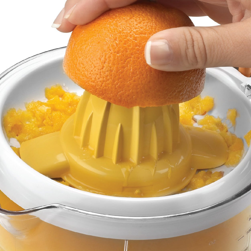 BLACK+DECKER comparación de tamaño en mano que muestra escala compacta
