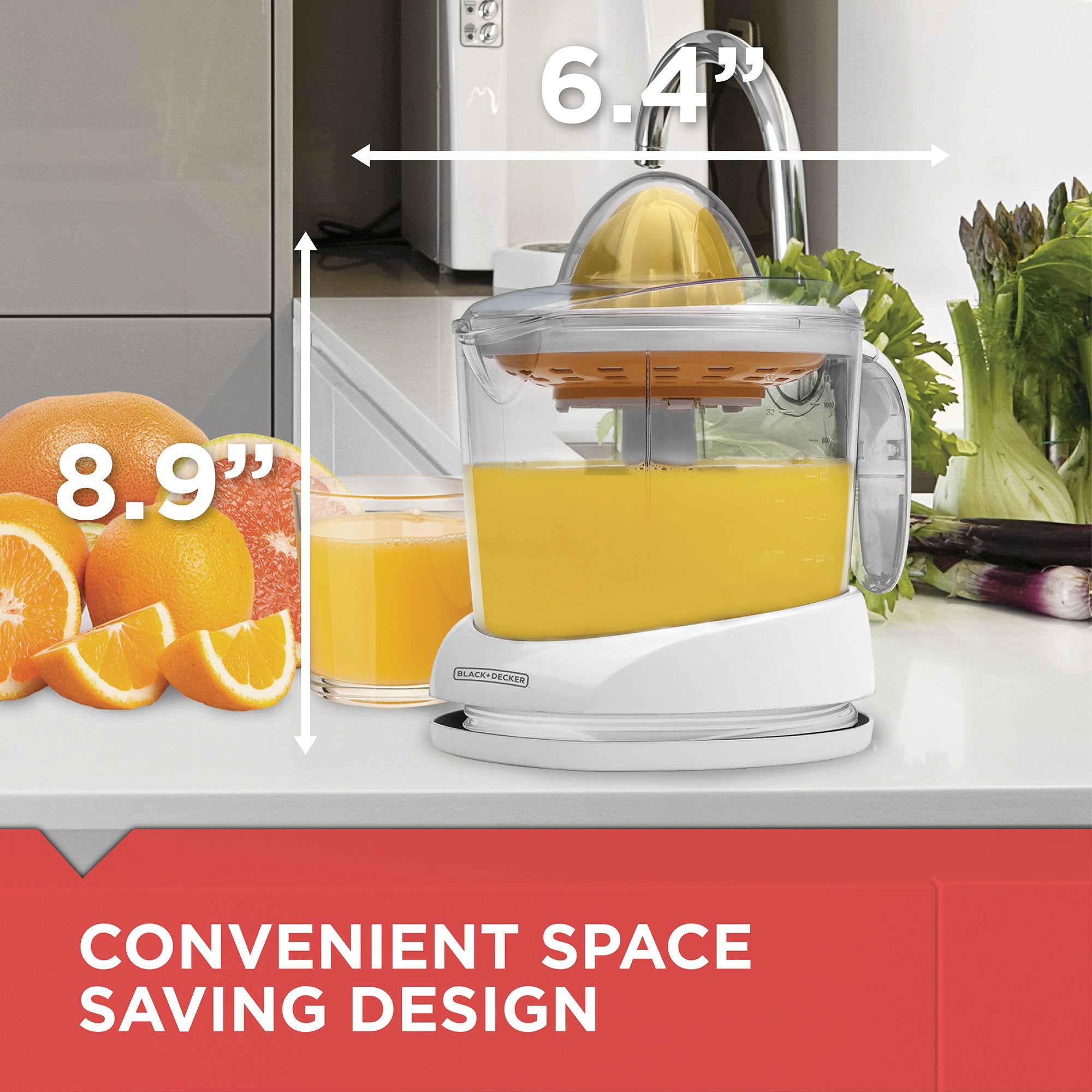BLACK+DECKER exprimidor en uso procesando una naranja para jugo fresco