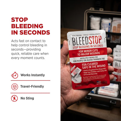 Aplicación de BleedStop en herida simulada con gasa, demostrando uso seguro y presión eficaz