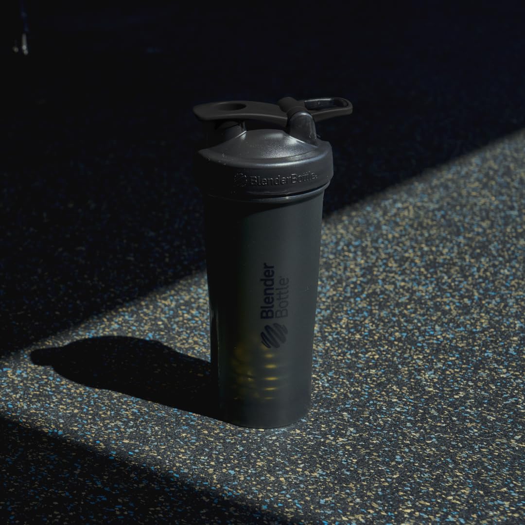 BlenderBottle Classic V2 comparación de tamaño en mano para referencia