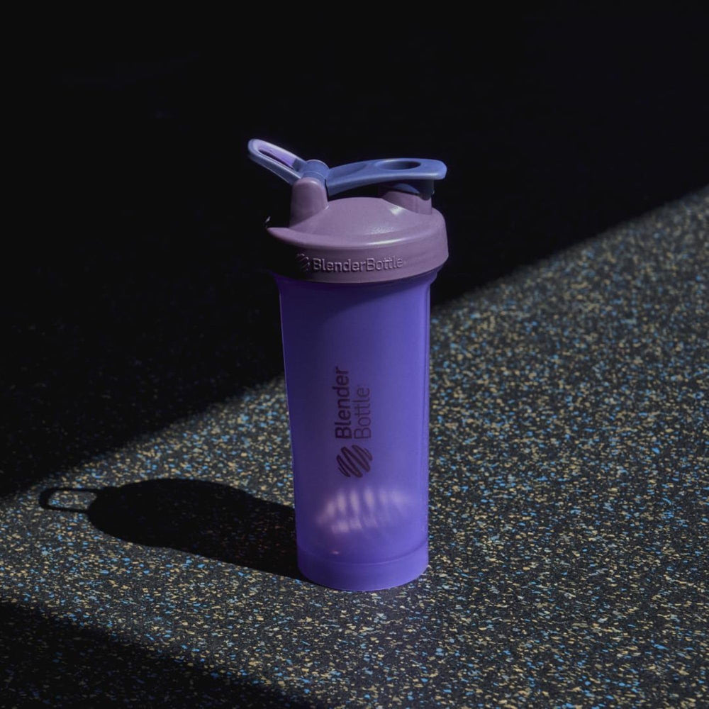 BlenderBottle en gimnasio junto a peso mostrando uso práctico