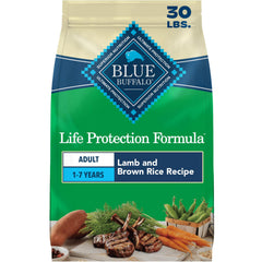 Blue Buffalo paquete frontal 30 lb que muestra cordero y arroz, confianza en la etiqueta