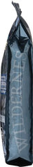 Blue Buffalo bolsa 13 lb junto a una regla para comparar tamaño