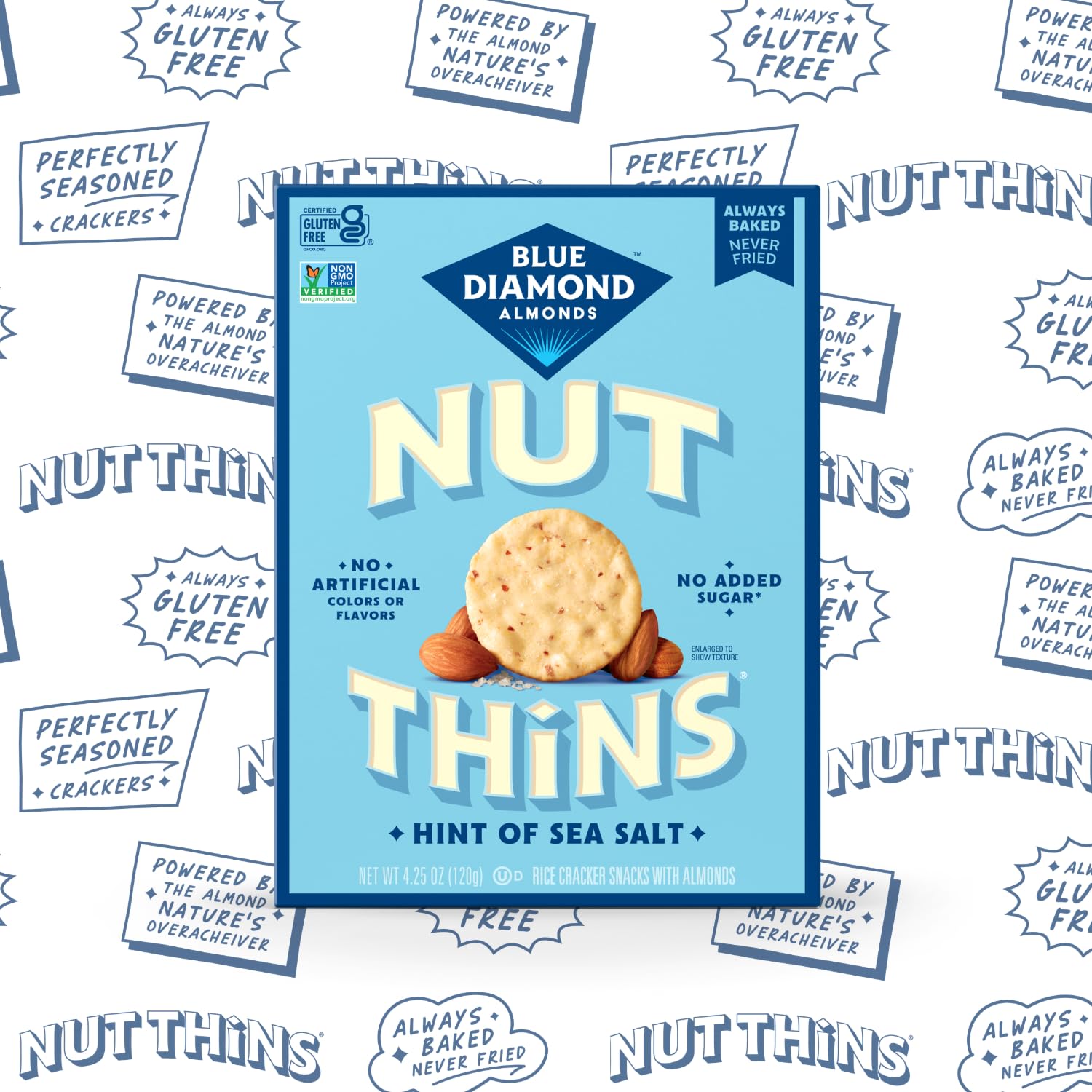 Comparación de tamaño de una galleta Nut-Thins con una mano para porciones prácticas