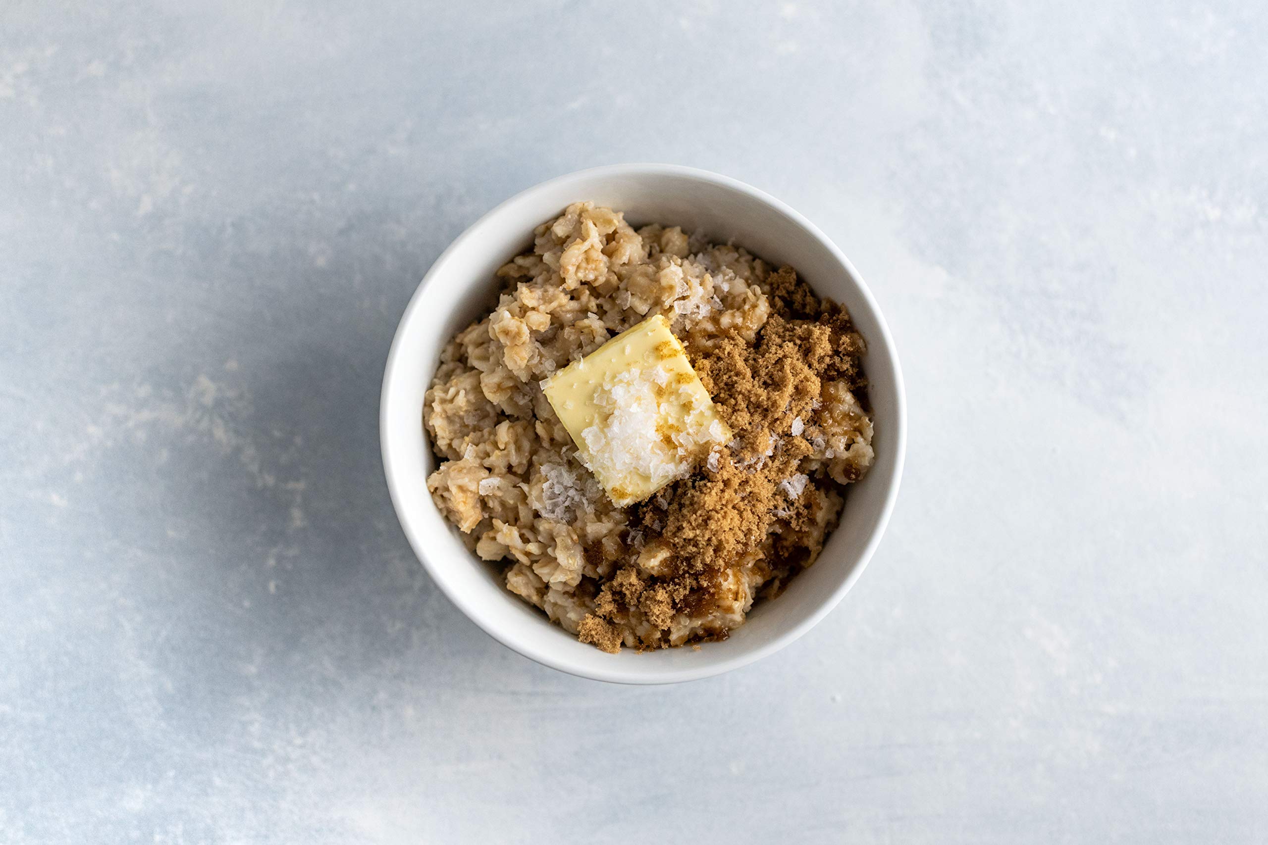 Bob's Red Mill avena en cocina junto a frutas promoviendo comidas saludables