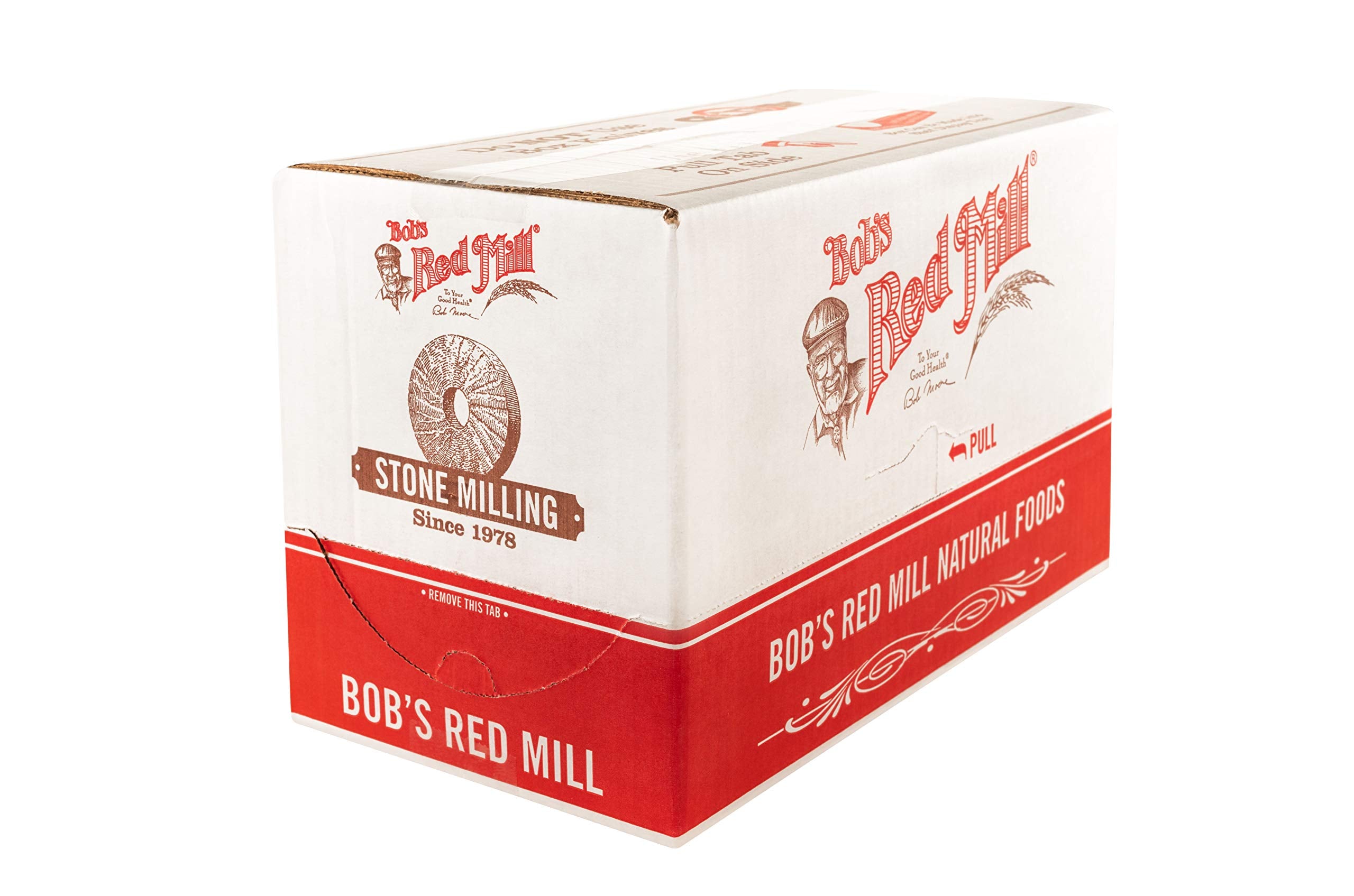 Bob's Red Mill mano midiendo avena con cuchara para porción precisa