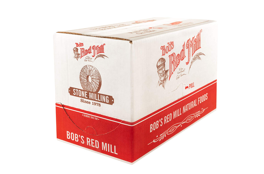 Bob's Red Mill mano midiendo avena con cuchara para porción precisa