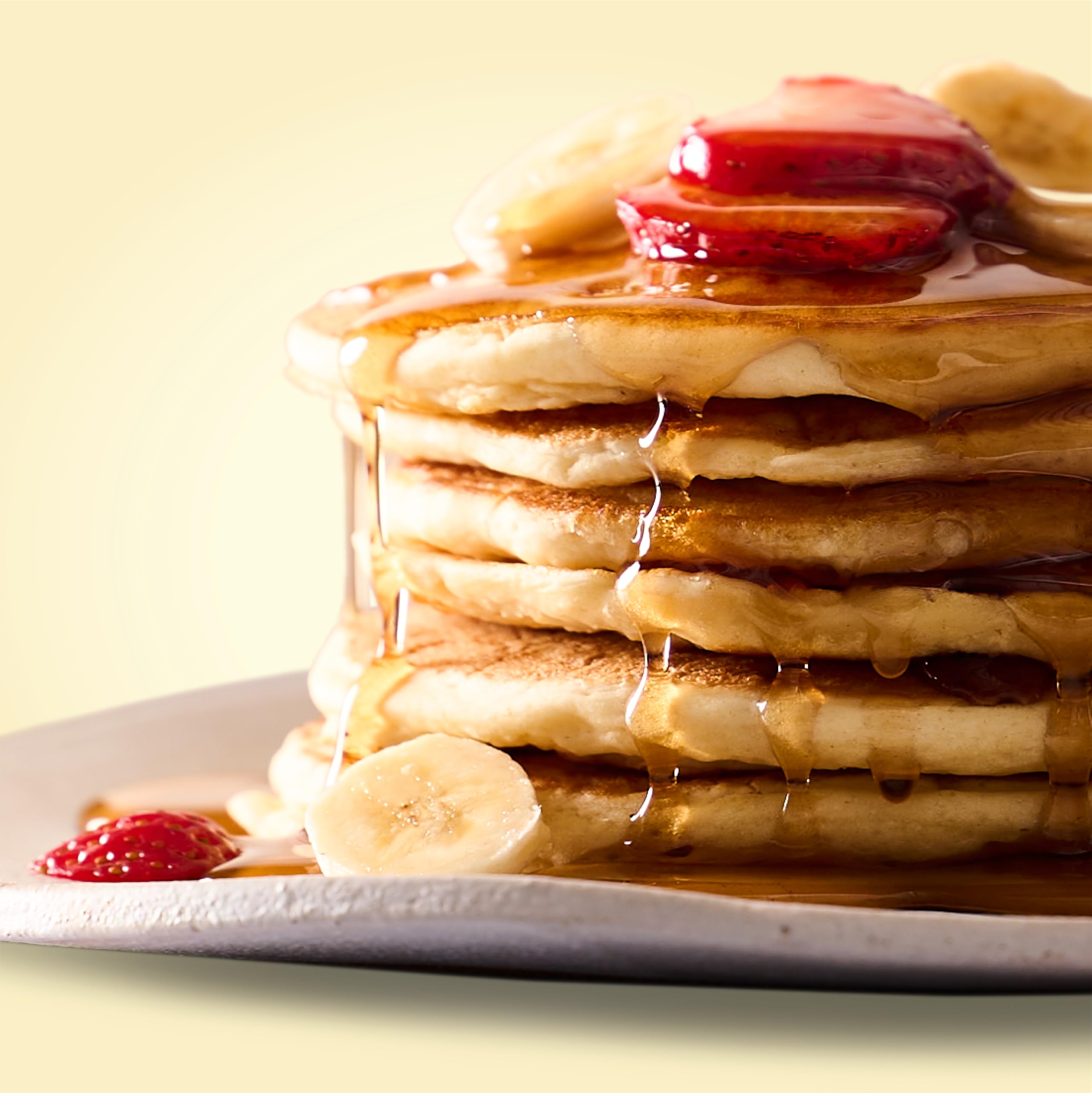 Bob's Red Mill waffle crujiente dorado que muestra exterior crocante y interior tierno