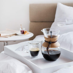 Bodum cafetera en uso vertiendo agua, control de extracción y sabor consistente