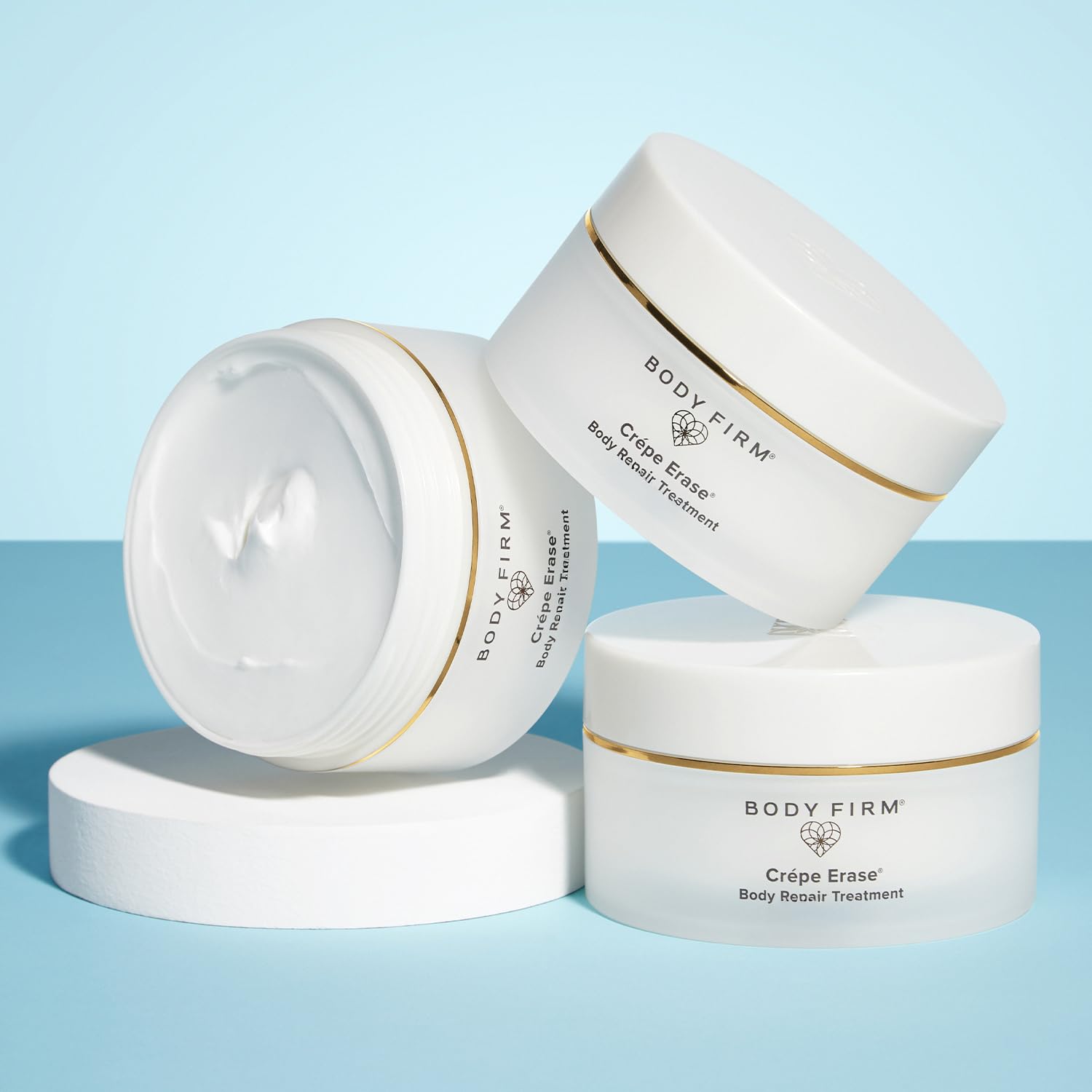 BODY FIRM tarro abierto con crema visible, ilustra rica textura y cobertura amplia