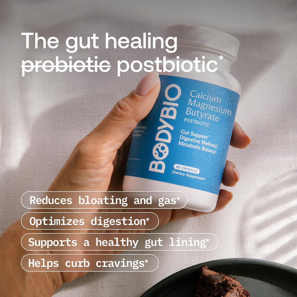 BodyBio cápsula en mano como referencia de tamaño y facilidad