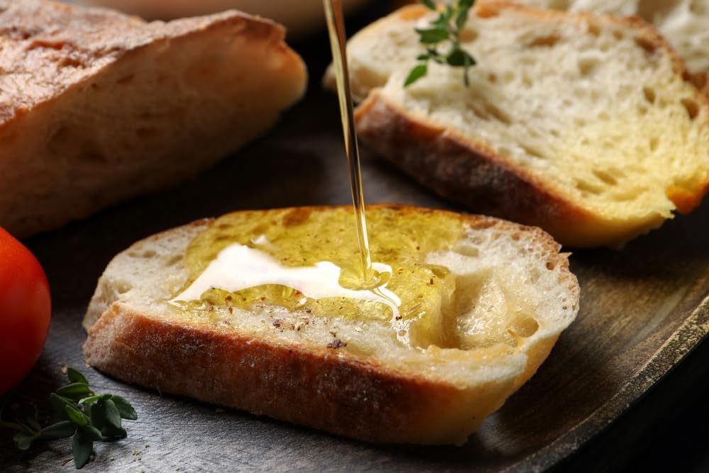 Bono aceite vertido sobre ensalada realza sabores mediterráneos