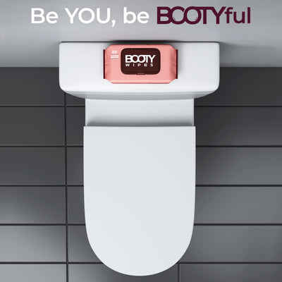 BOOTY WIPES paquete dentro de un bolso femenino, ideal para viajes y gym