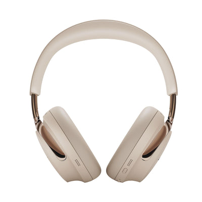 Bose QuietComfort Ultra en uso por viajero en avión para cancelar ruido ambiental