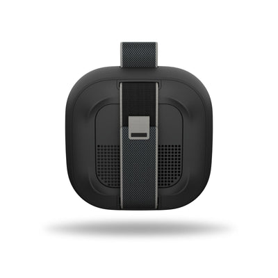 Bose SoundLink Micro comparado en la palma de la mano para referencia de tamaño