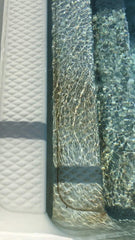 Bosh Chemical vertiendo producto en piscina para remover manchas fácilmente