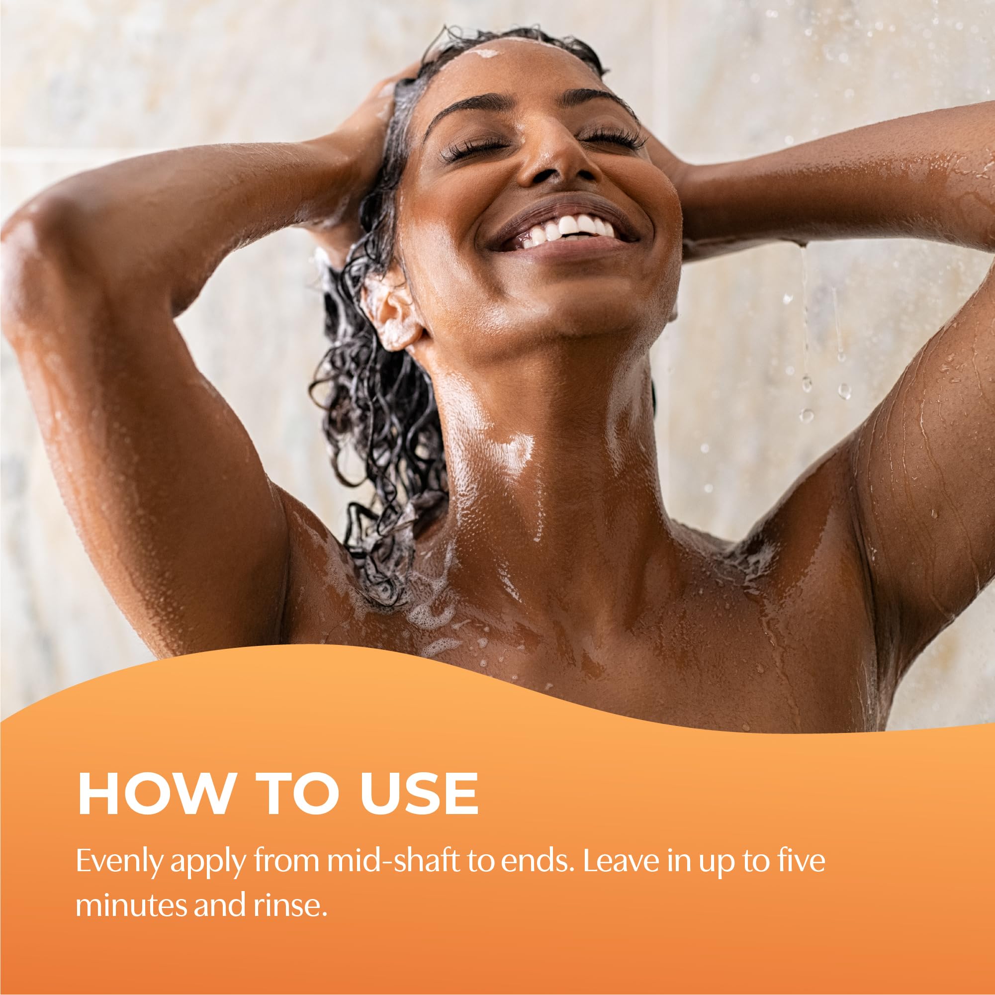 BosleyMD mujer aplicando shampoo en la ducha para cabello más voluminoso