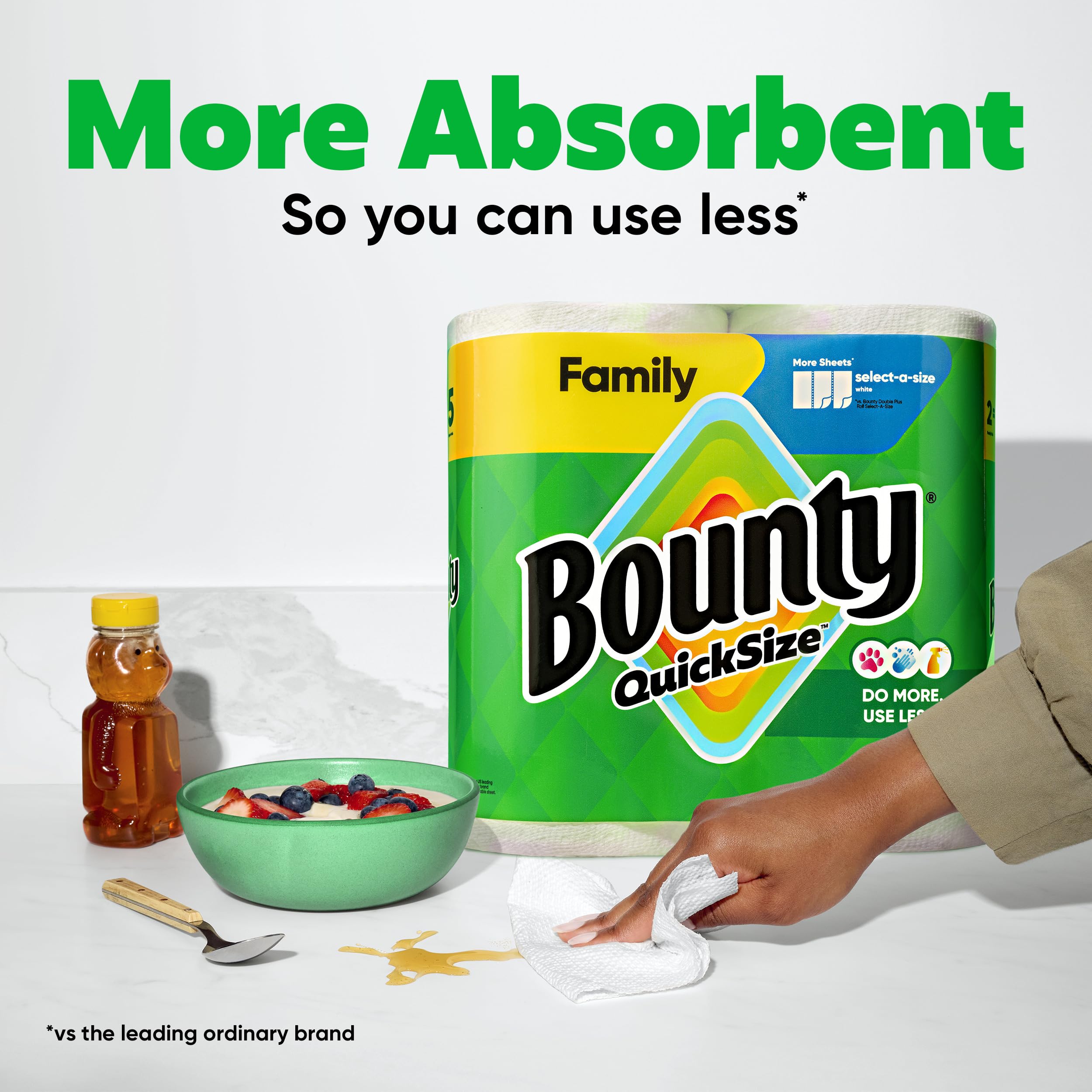 Bounty en uso limpiando encimera rápida absorción de líquidos