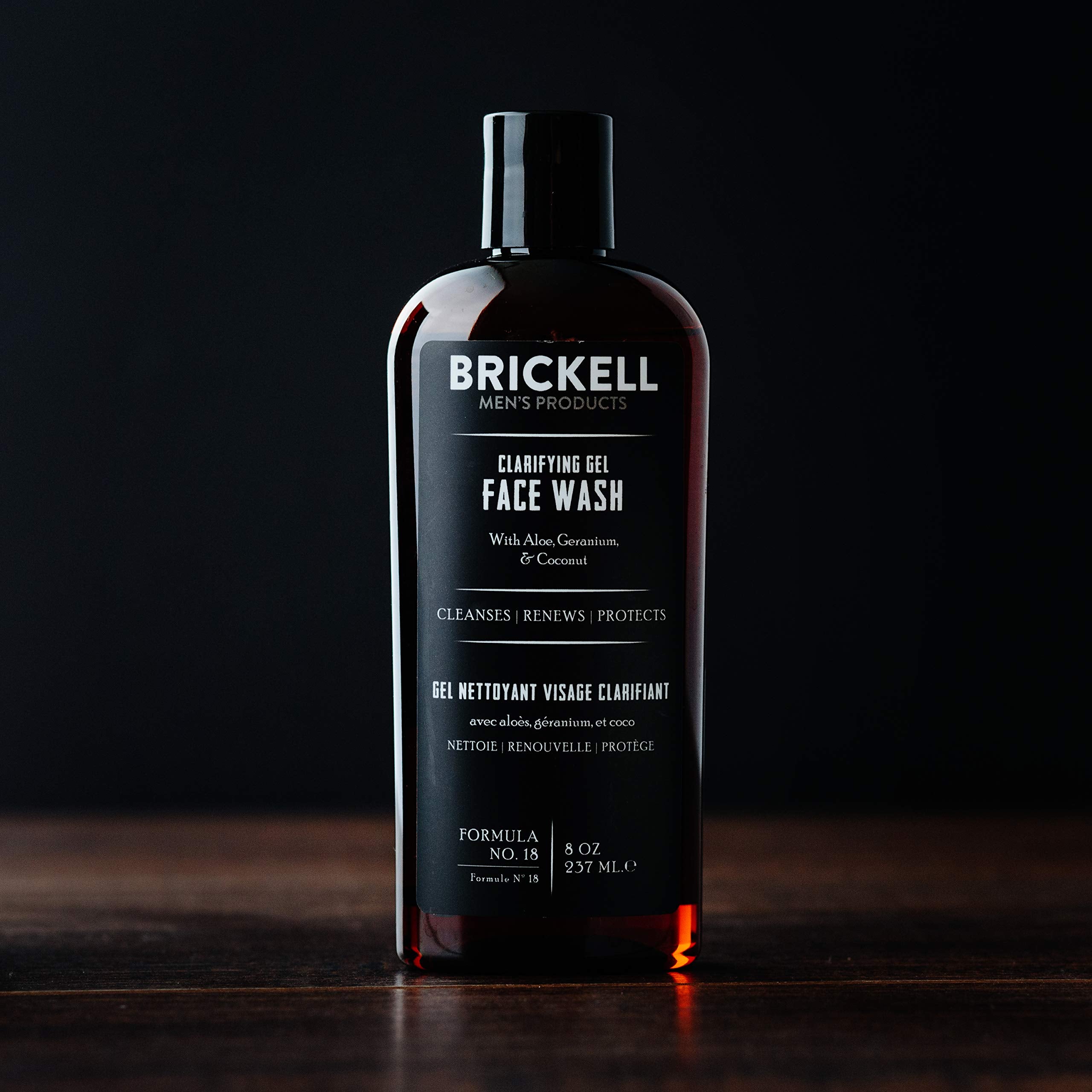 Brickell producto en uso sobre rostro masculino controlando brillo