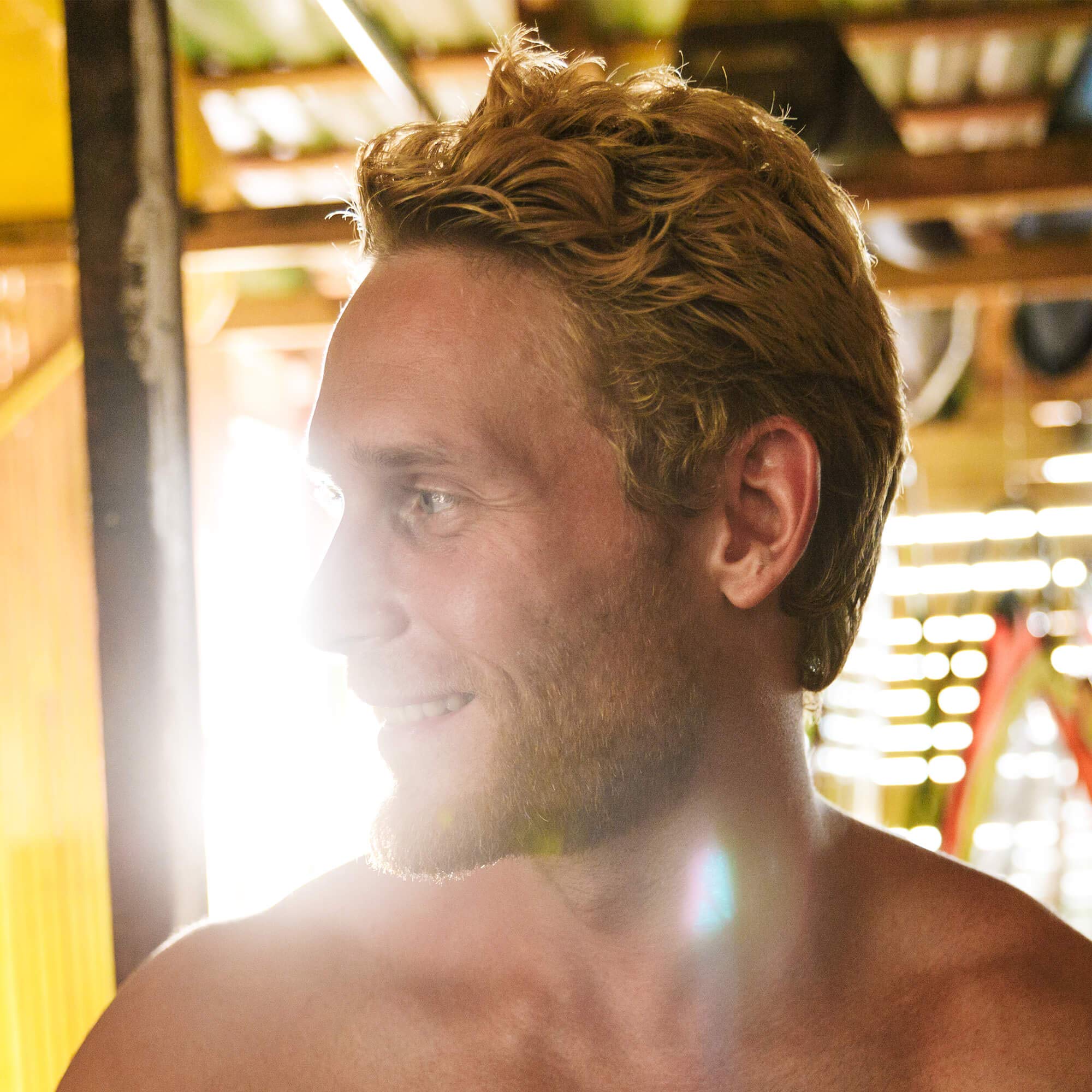 Brickell hombre con estilo playero usando el spray para look surfer natural