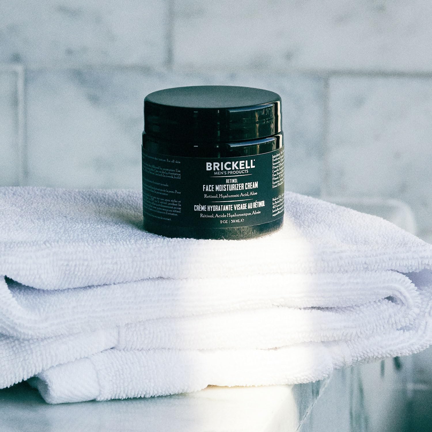 Brickell etiqueta con ingredientes clave mostrando retinol y ácido hialurónico