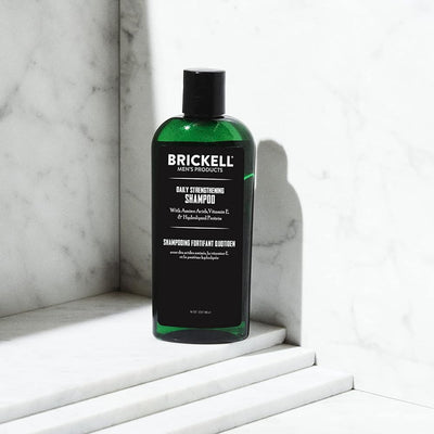 Brickell Men's Products textura del champú espumosa que demuestra limpieza sin resecar