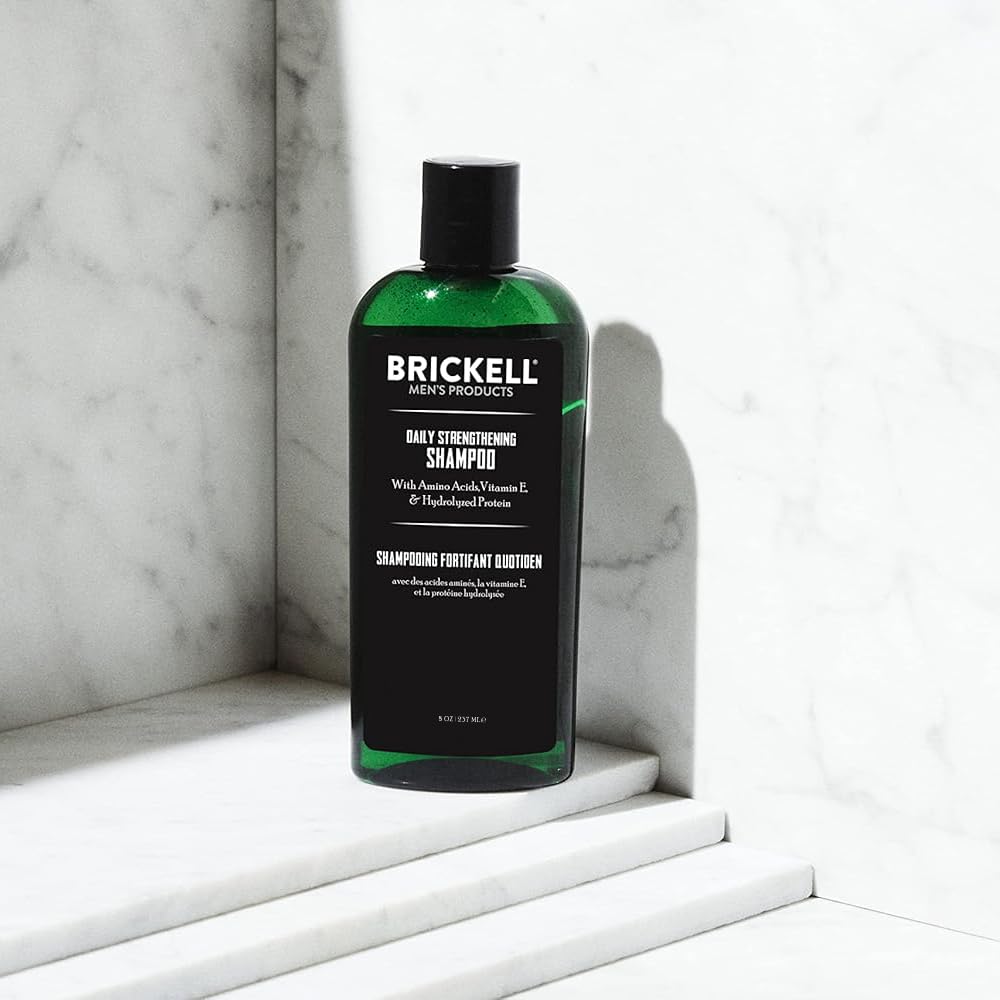 Brickell Men's Products textura del champú espumosa que demuestra limpieza sin resecar