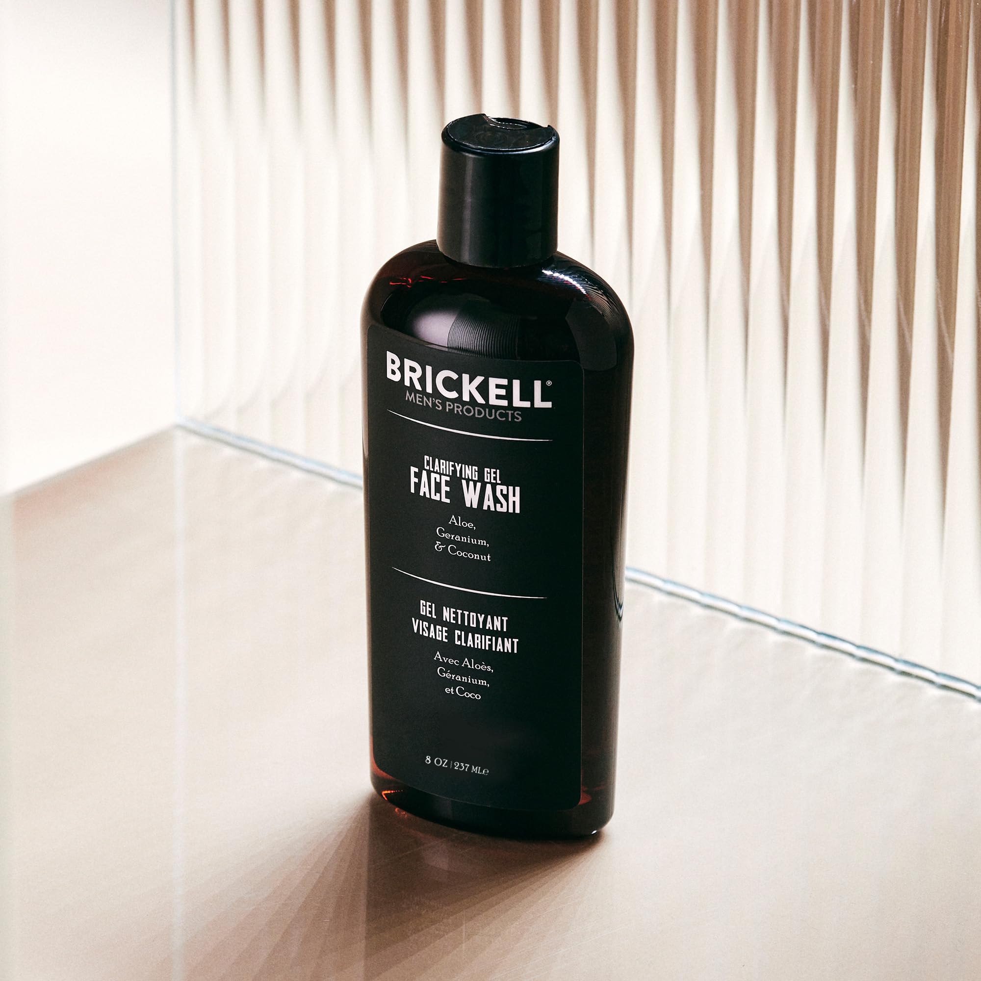 Brickell textura en gel del limpiador destacando limpieza suave
