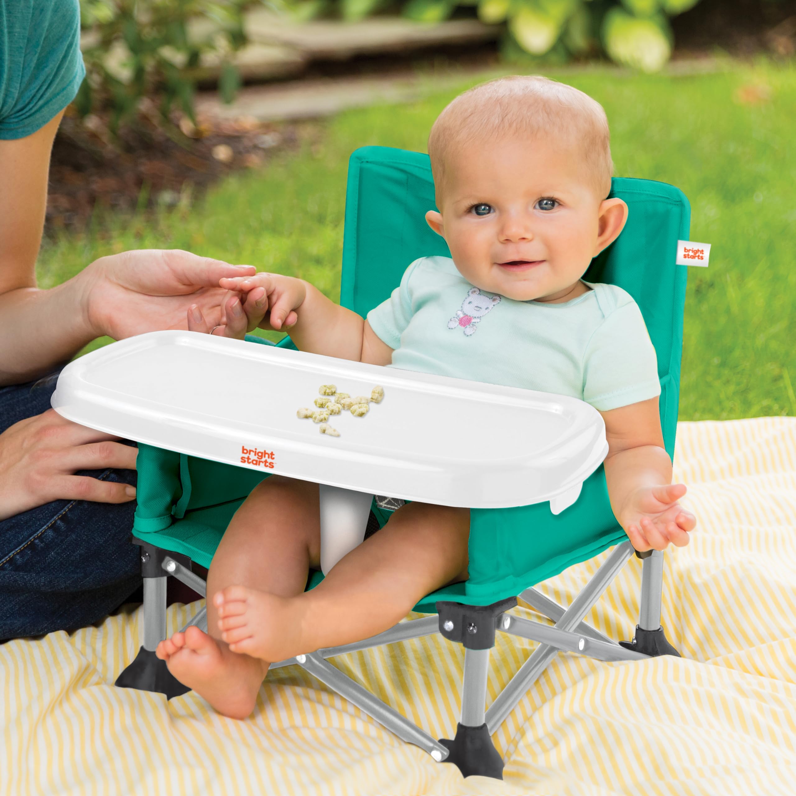 Bright Starts booster fijado a una silla adulta mostrando su seguridad