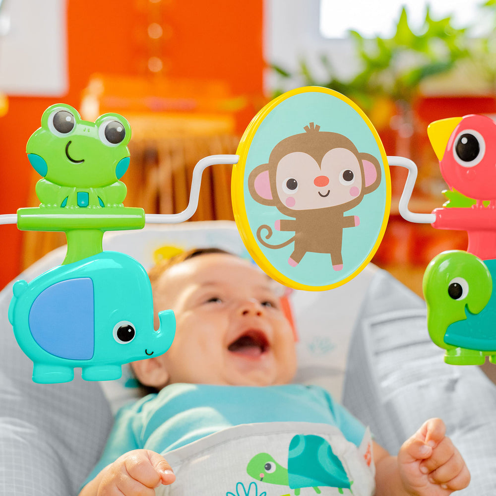 Bright Starts bouncer colocado en sala, ideal para supervisión cercana