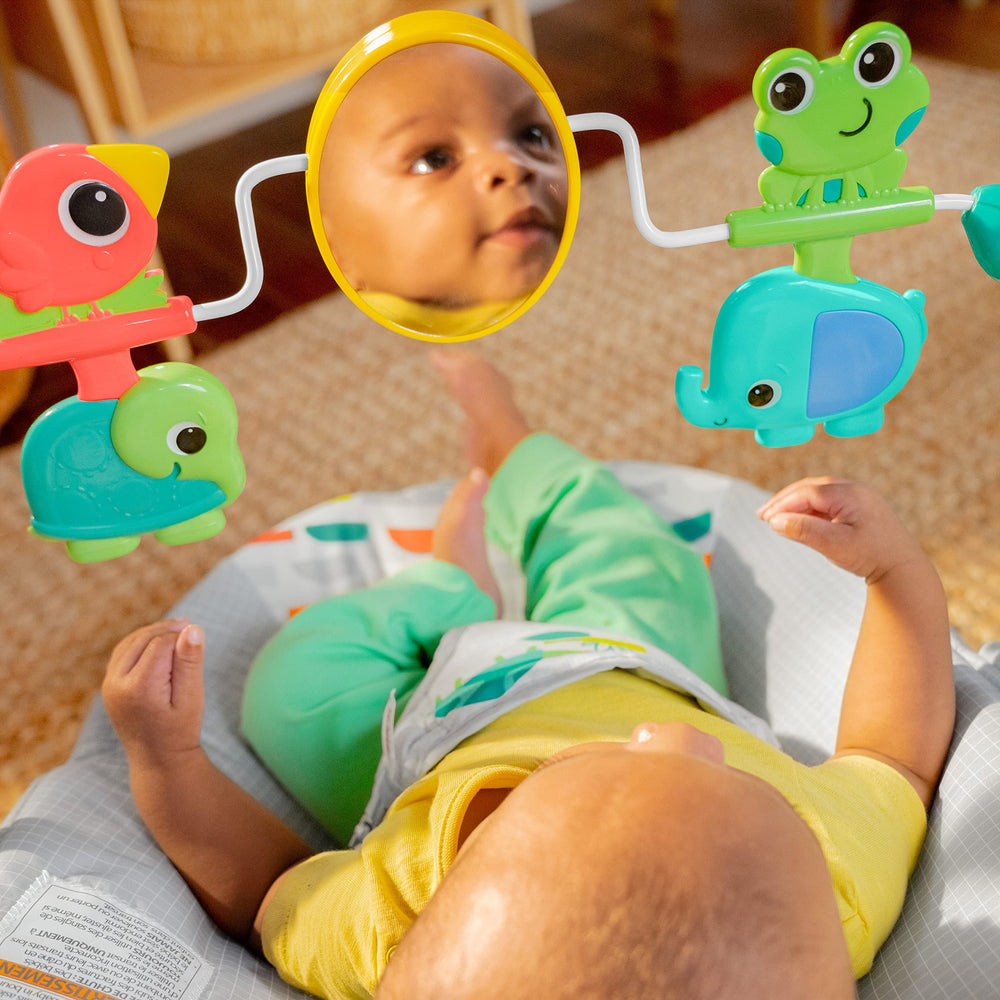 Bright Starts compartimento de pila C accesible para reemplazo