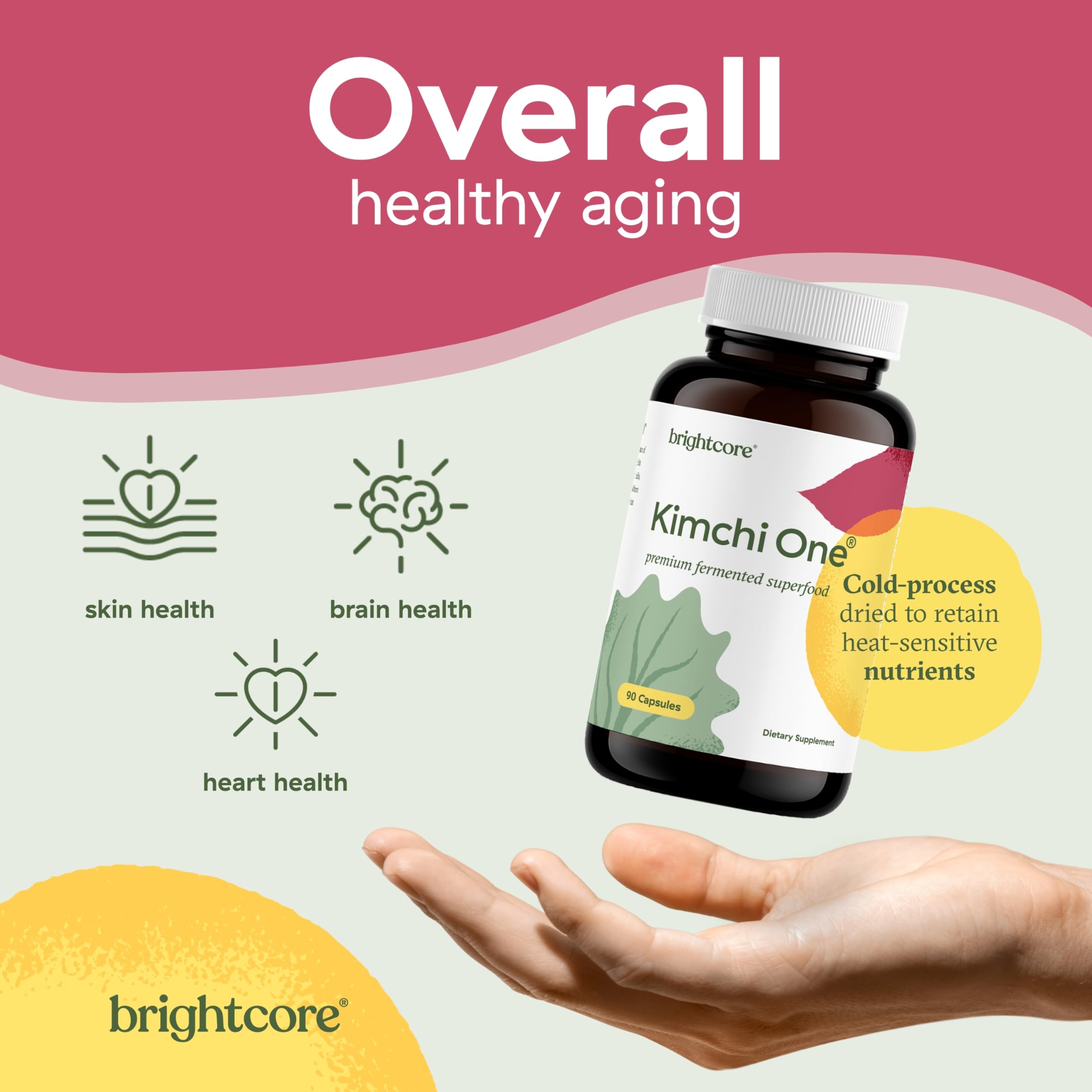 Persona sosteniendo Brightcore Kimchi One antes de tomarla, mostrando uso práctico en rutina