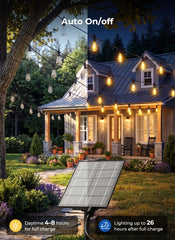 Guirnalda Brightown colgada en pérgola creando ambiente cálido para reuniones exteriores