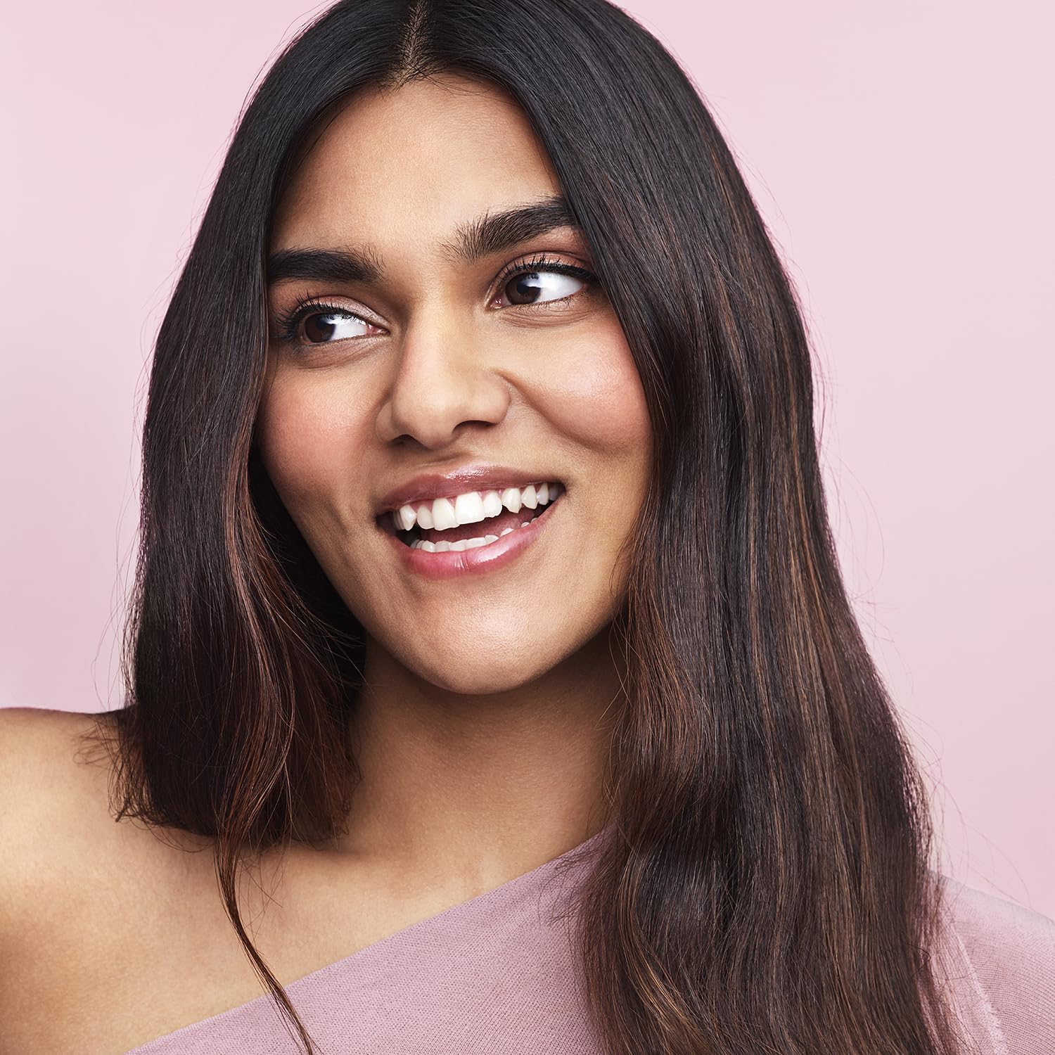 Briogeo cabello liso tras secado, brillo y suavidad visibles