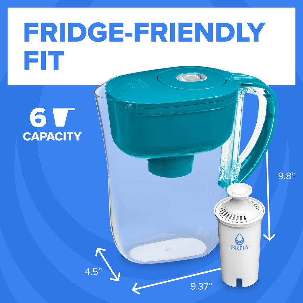 Brita junto a un vaso para comparar tamaño y capacidad de 6 tazas